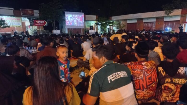 Warga yang ikut acara nobar yang digelar GP Ansor di halaman kantor desa medali.(blok-a.com/Syahrul)
