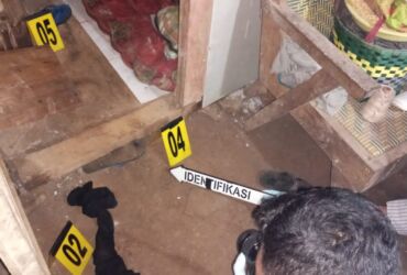Proses identifikasi lokasi korban gantung diri.(Blok-a.com/Syahrul)