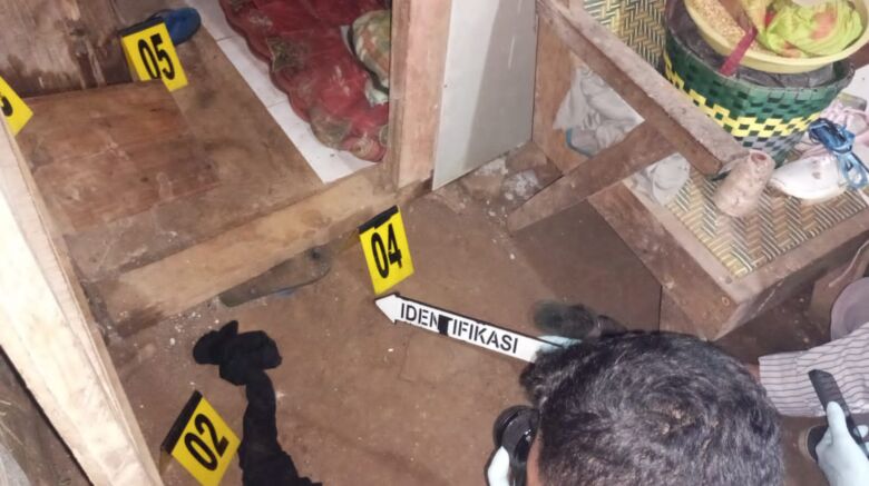 Proses identifikasi lokasi korban gantung diri.(Blok-a.com/Syahrul)