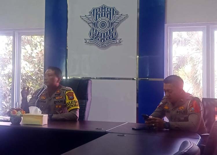 Kasatlantas Polres Magetan AKP Sony Hartanto didampingi Ipda Mohamad Azmi (dok: Blok-a.com)