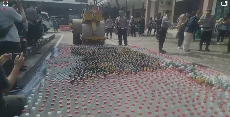 Teks: Pemusnahan barang bukti miras di Mapolres Jombang.(Blok-a.com/Syahrul)