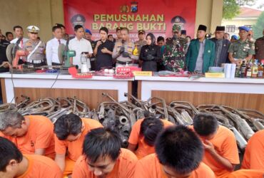 Teks: Polres Mojokerto musnahkan barang bukti hasil operasi Pekat Semeru.(Blok-a.com/Syahrul)