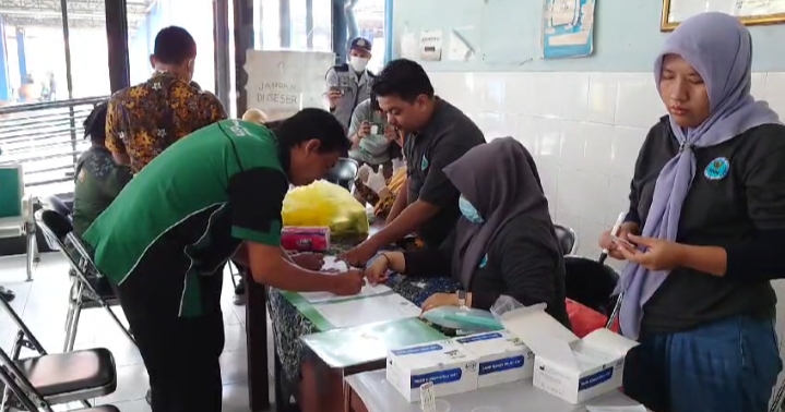 Teks 1: Pemeriksaan kesehatan dan tes urine awak bus di terminal Kertajaya Mojokerto.(Blok-a.com/Syahrul)