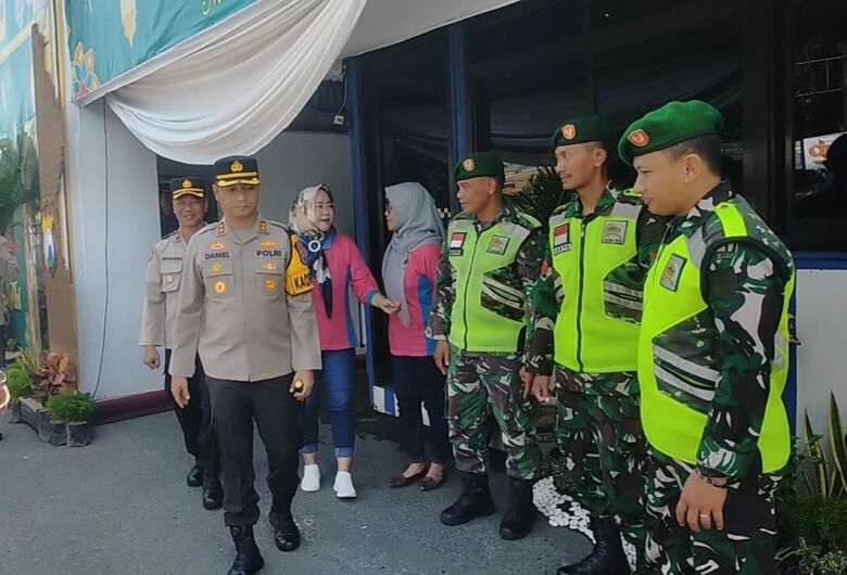 Teks: Kapolres Mojokerto kota mengecek Pos Pam mudik lebaran.(Dokumen Polresta)