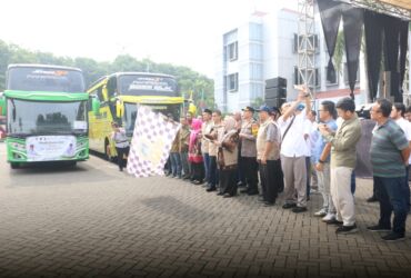 Ket foto : Wakil Bupati Gresik Aminatun Habibah melepas keberangkatan peserta mudik gratis bareng Gus Yani dan Bu Min tahun 2024.