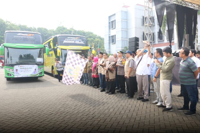 Ket foto : Wakil Bupati Gresik Aminatun Habibah melepas keberangkatan peserta mudik gratis bareng Gus Yani dan Bu Min tahun 2024.