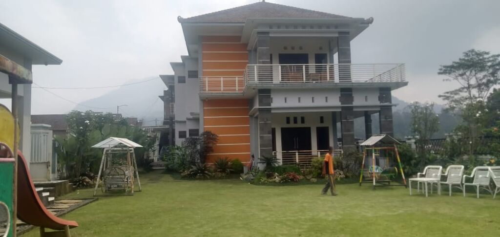 Teks foto : taman bermain untuk anak-anak di halaman villa.(Blok-a.com/Syahrul)