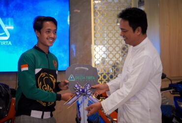 Teks : Direktur Utama Perumda Delta Tirta Sidoarjo, Dwi Hary Soeryadi serahkan bantuan simbolis corporate social responsibility (CSR) terhadap para atlet berprestasi Sidoarjo