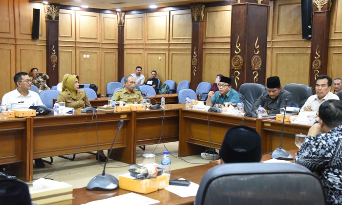 Pemkab Sidoarjo bersama Komisi A DPRD Sidoarjo, saat membahas konsultasi ke Kemendagri.