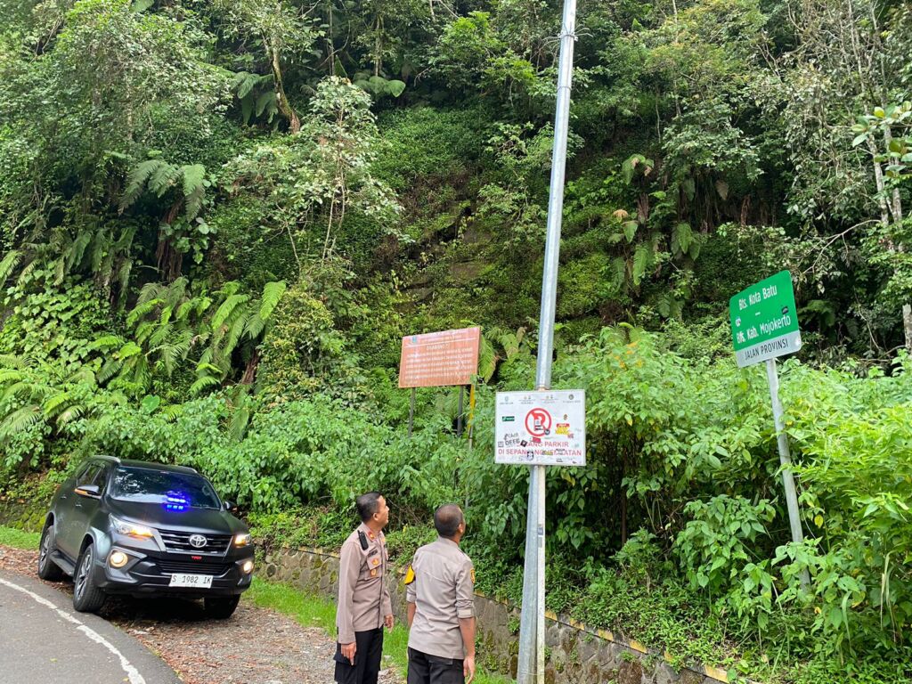 teks: Kapolres Mojokerto mengecek jalur Pacet - Batu.(Dokumen Polres)