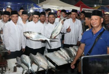 Bupati Gresik Fandi Akhmad Yani saat memamerkan bandeng kawak. (Blok-a.com/ivan)