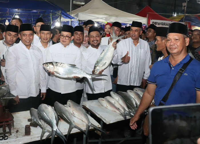 Bupati Gresik Fandi Akhmad Yani saat memamerkan bandeng kawak. (Blok-a.com/ivan)