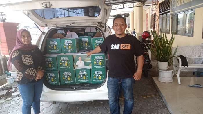 Ketua PWI Mojokerto Raya, Sholahudin menerima paket bingkisan lebaran dari Gus Barra.(Blok-a.com/Syahrul)