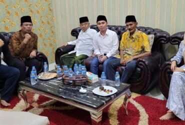 Ketua DPC PDI Perjuangan Kabupaten Mojokerto Ahmad Anwar (baju kuning) foto bersama KH Asep Saifuddin Chalim, dan Gus Barra.(Blok-a.com/Syahrul)