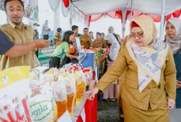 Wabup Gresik Bu Min tinjau kegiatan Gerakan Pangan Murah di Desa Cerme Kidul.