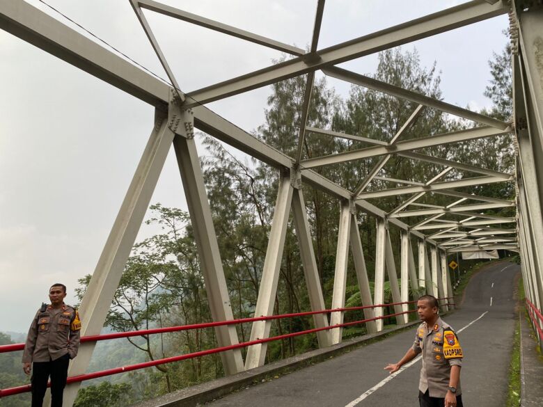 teks: Kapolres Mojokerto mengecek jalur Pacet - Batu.(Dokumen Polres)