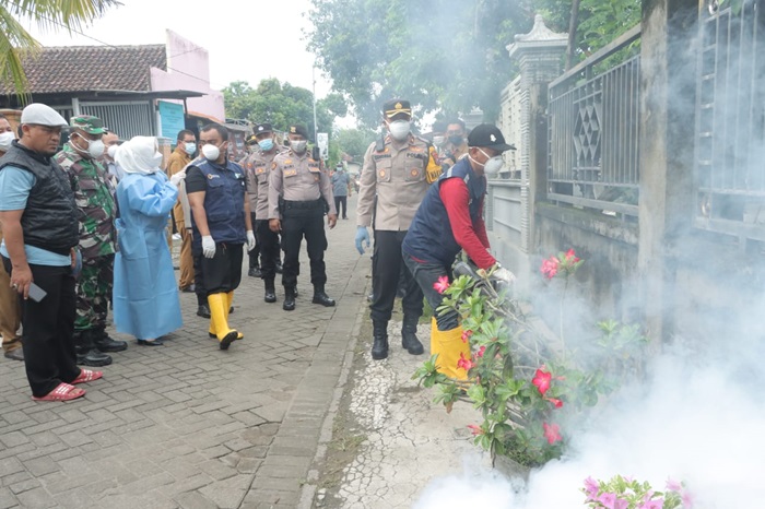 Kegiatan Fogging di Desa Sumbertanggul, Pungging, Kabupaten Mojokerto.(Blok-a.com/Syahrul)