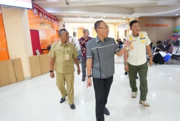 Sekdakot Mojokerto Gaguk Tri Prasetyo saat sidak di gedung MPP Gajah Mada.(Blok-a.com/Syahrul)