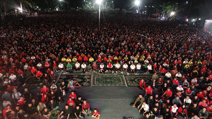 Bupati Gresik bersama forkopimda dan masyarakat Gresik nobar semifinal Piala Asia U-23 di halaman kantor Bupati, Senin (29/4/2024) malam.