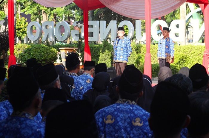 Halal bihalal ASN Pemkab Bojonegoro di halaman Pendopo Malowopati, Rabu (17/04/2024).
