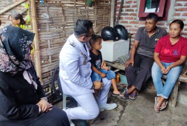 Mas Pj didampingi Kadinkes PPKB saat menyalurkan paket bantuan untuk balita stunting di lingkungan Balongrawe, Kelurahan Kedundung.(Blok-a.com/Syahrul)