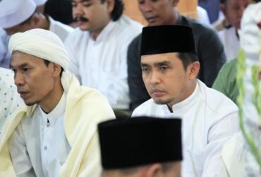 Mas Adi Wakil Wali Kota Pasuruan mengikuti haul di makam Mbah Slagah.