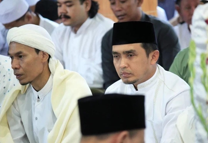 Mas Adi Wakil Wali Kota Pasuruan mengikuti haul di makam Mbah Slagah.