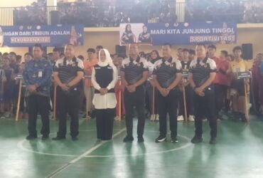 Bupati Mojokerto bersama Kapolres Mojokerto menghadiri acara pembukaan turnamen bola voli tingkat SMP.(Blok-a.com/Syahrul)