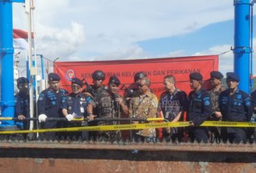 Dirjen KKP menyegel kapal pengeruk pasir laut TSDH SORONG di Lamongan. (blok-a.com/ivan)