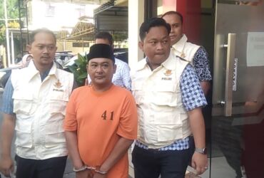Kepala Desa Sampang Agung, Kecamatan Kutorejo, Kabupaten Mojokerto saat diamankan di Mapolres Mojokerto.(blok-a.com/Syahrul)