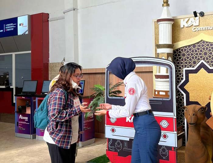 Salah satu petugas sedang melayani keperluan calon penumpang di Stasiun Pasar Turi, Surabaya (blok-a.com)