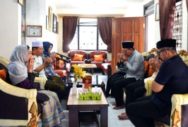 Mas Pj Ali Kuncoro bersilaturahmi sekaligus memohon doa para ulama dan pengasuh ponpes, termasuk Bu Nyai Hj. Maslukhah Aziz dan KH. Jazuli, pengasuh Ponpes Al Khodijah, Surodinawan (dok: blok-a.com)