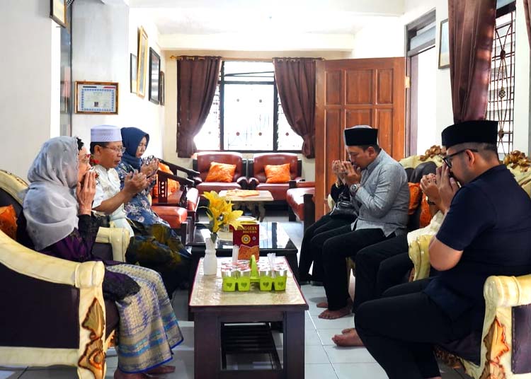 Mas Pj Ali Kuncoro bersilaturahmi sekaligus memohon doa para ulama dan pengasuh ponpes, termasuk Bu Nyai Hj. Maslukhah Aziz dan KH. Jazuli, pengasuh Ponpes Al Khodijah, Surodinawan (dok: blok-a.com)