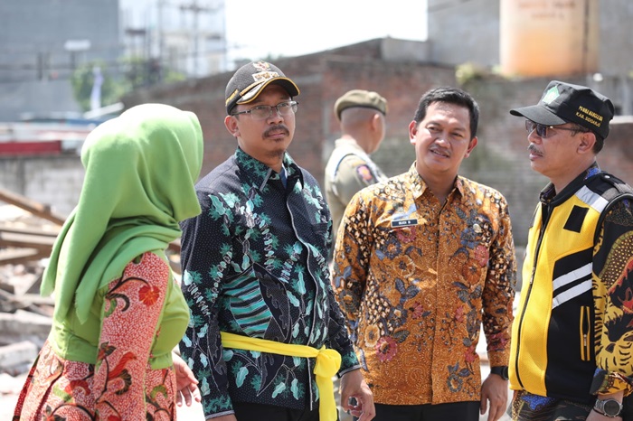 Bupati Sidoarjo Ahmad Muhdlor instruksikan kontraktor tidak tutup jalan saat perbaikan di 39 titik dan betonisasi saat arus mudik lebaran.