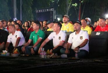 Bupati Gresik bersama forkopimda dan masyarakat Gresik nobar semifinal Piala Asia U-23 di halaman kantor Bupati, Senin (29/4/2024) malam.