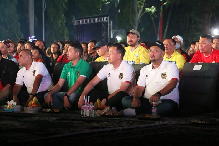 Bupati Gresik bersama forkopimda dan masyarakat Gresik nobar semifinal Piala Asia U-23 di halaman kantor Bupati, Senin (29/4/2024) malam.