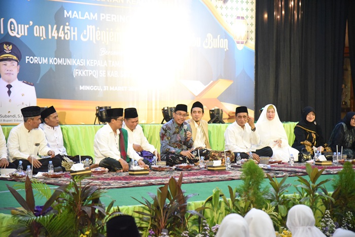 Ahmad Muhdlor Ali, Bupati Sidoarjo saat Nuzulul Qur'an di Pendapa Delta Wibawa Kabupaten Sidoarjo.