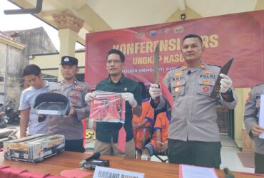 Kapolsek Mengati AKP Roni Ismullah menunjukan barang bukti kejahatan pasutri SU dan DK.