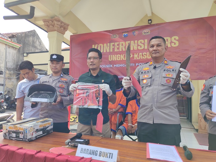 Kapolsek Mengati AKP Roni Ismullah menunjukan barang bukti kejahatan pasutri SU dan DK.