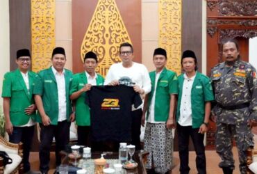 Pj Wali Kota foto bersama pengurus GP Ansor Kota Mojokerto.(Dokumen Kominfo)
