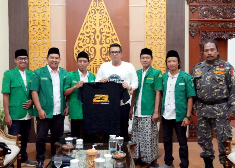 Pj Wali Kota foto bersama pengurus GP Ansor Kota Mojokerto.(Dokumen Kominfo)