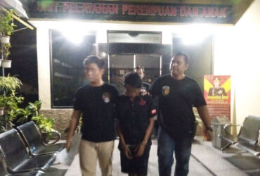 Pelaku saat diamankan di Mapolres Mojokerto.(Blok-a.com/Syahrul)