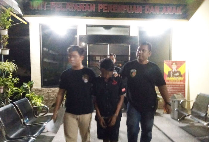 Pelaku saat diamankan di Mapolres Mojokerto.(Blok-a.com/Syahrul)