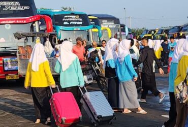 Penjemputan gratis para santri yang pulang mondok untuk merayakan idul fitri di rumahnya.