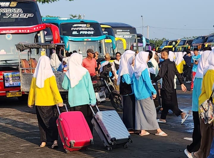 Penjemputan gratis para santri yang pulang mondok untuk merayakan idul fitri di rumahnya.