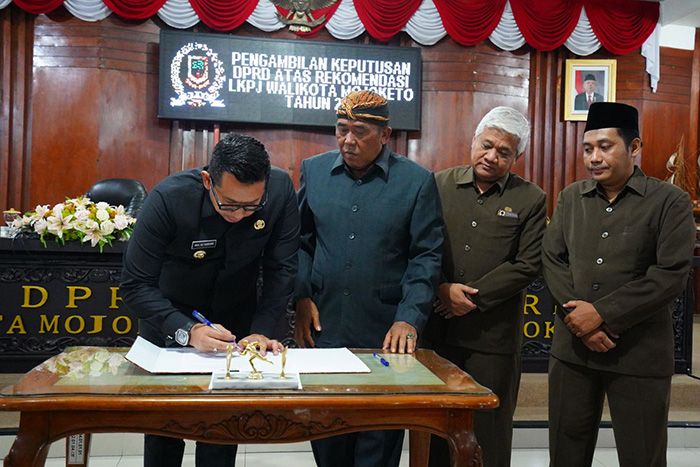 Pj Wali Kota Mojokerto M. Ali Kuncoro menandatangani rekomendasi DPRD.(Dokumen Kominfo)