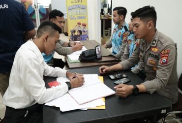 Sejumlah pendaftar anggota Polri mendatangi Mapolres Gresik.