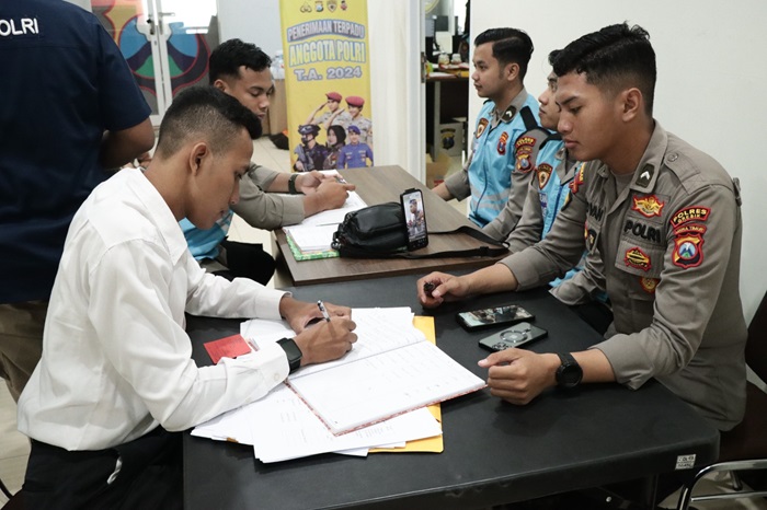 Sejumlah pendaftar anggota Polri mendatangi Mapolres Gresik.