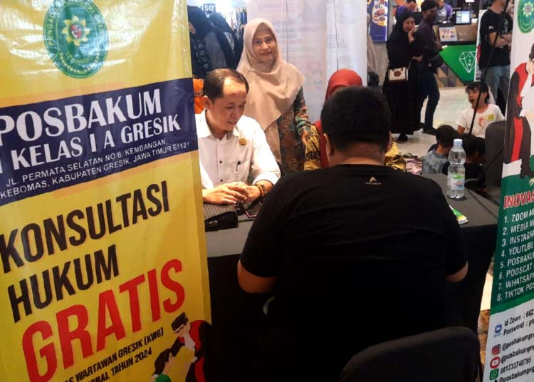 Posbakum PN Kelas 1A Gresik buka stand pelayanan di Gress Mall. (Blok-a.com/ivan)