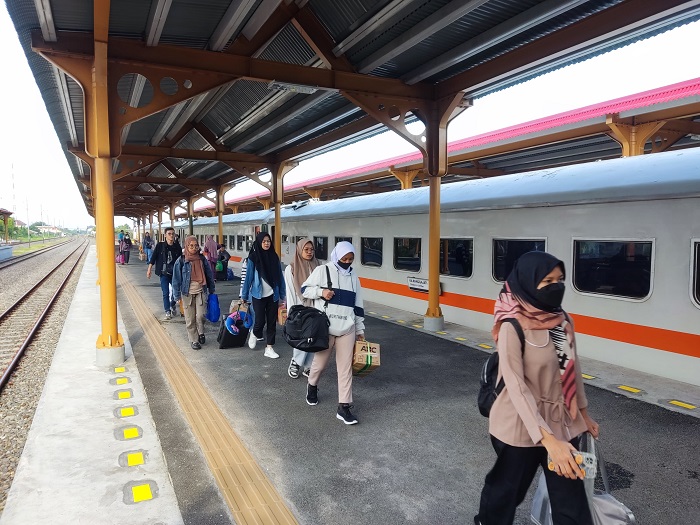 Situasi penumpang di stasiun Kereta Api Mojokerto.(Blok-a.com/Syahrul)
